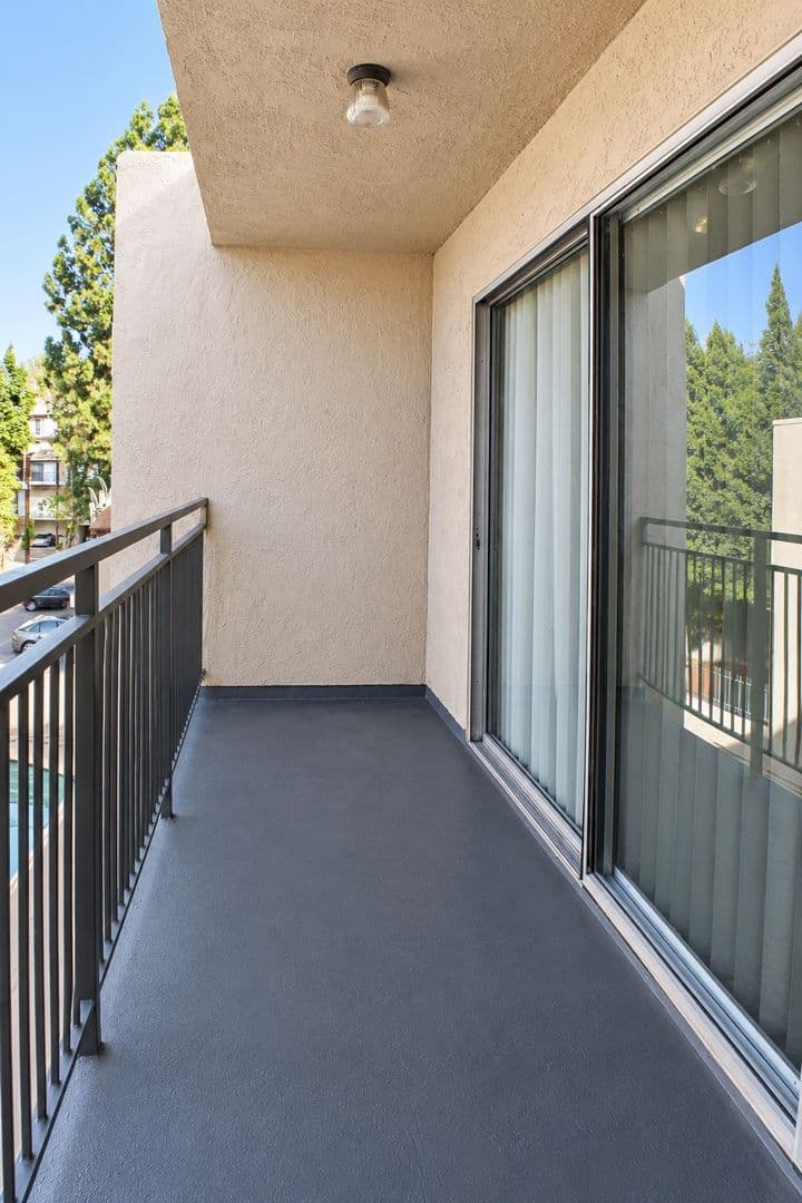Van Nuys Apartment: 17339 Vanowen Street