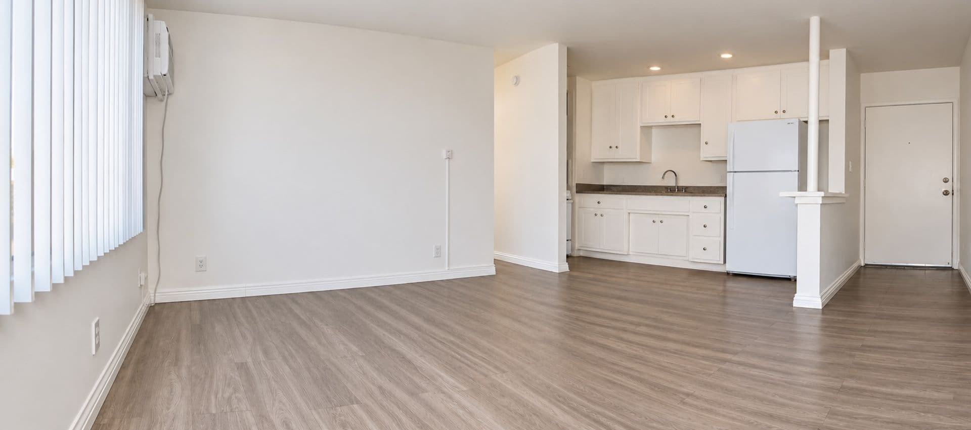 Van Nuys Apartment: 15963 Sherman Way