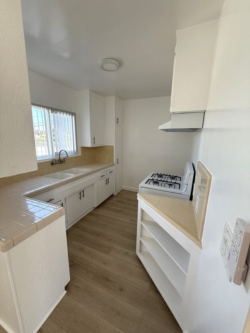Winnetka Apartment: 20501 Vanowen Street