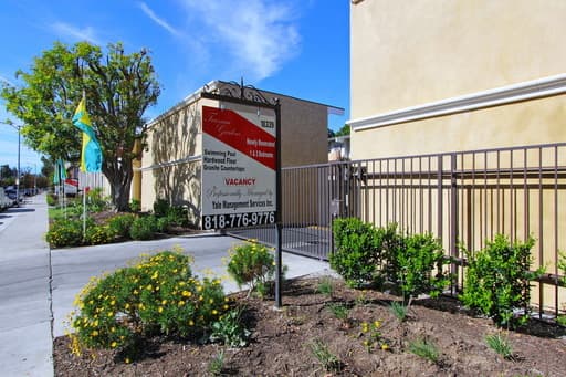 Tarzana Apartment: 18339-18347 Collins St