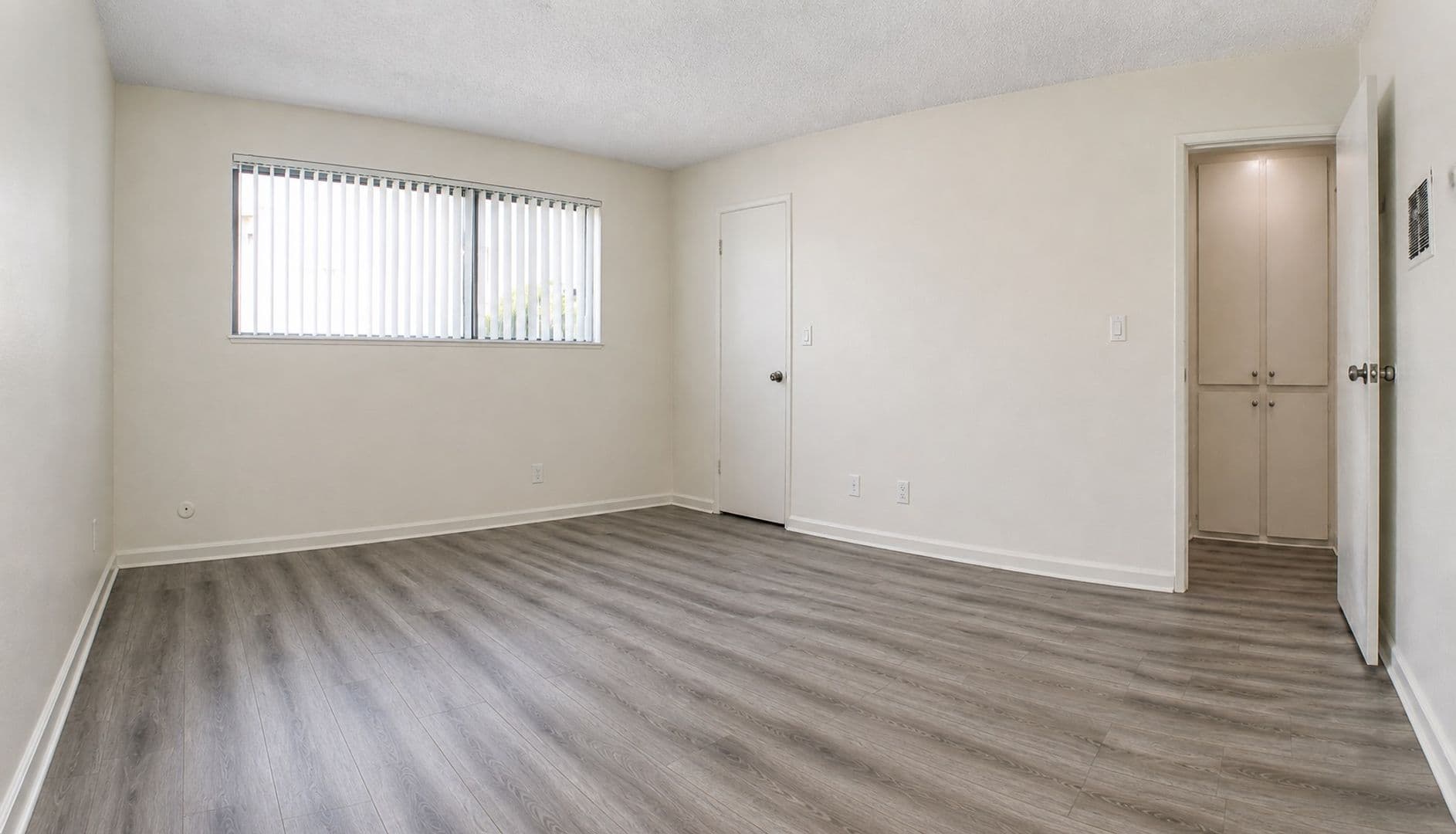 Canoga Park Apartment: 19945 Roscoe Blvd