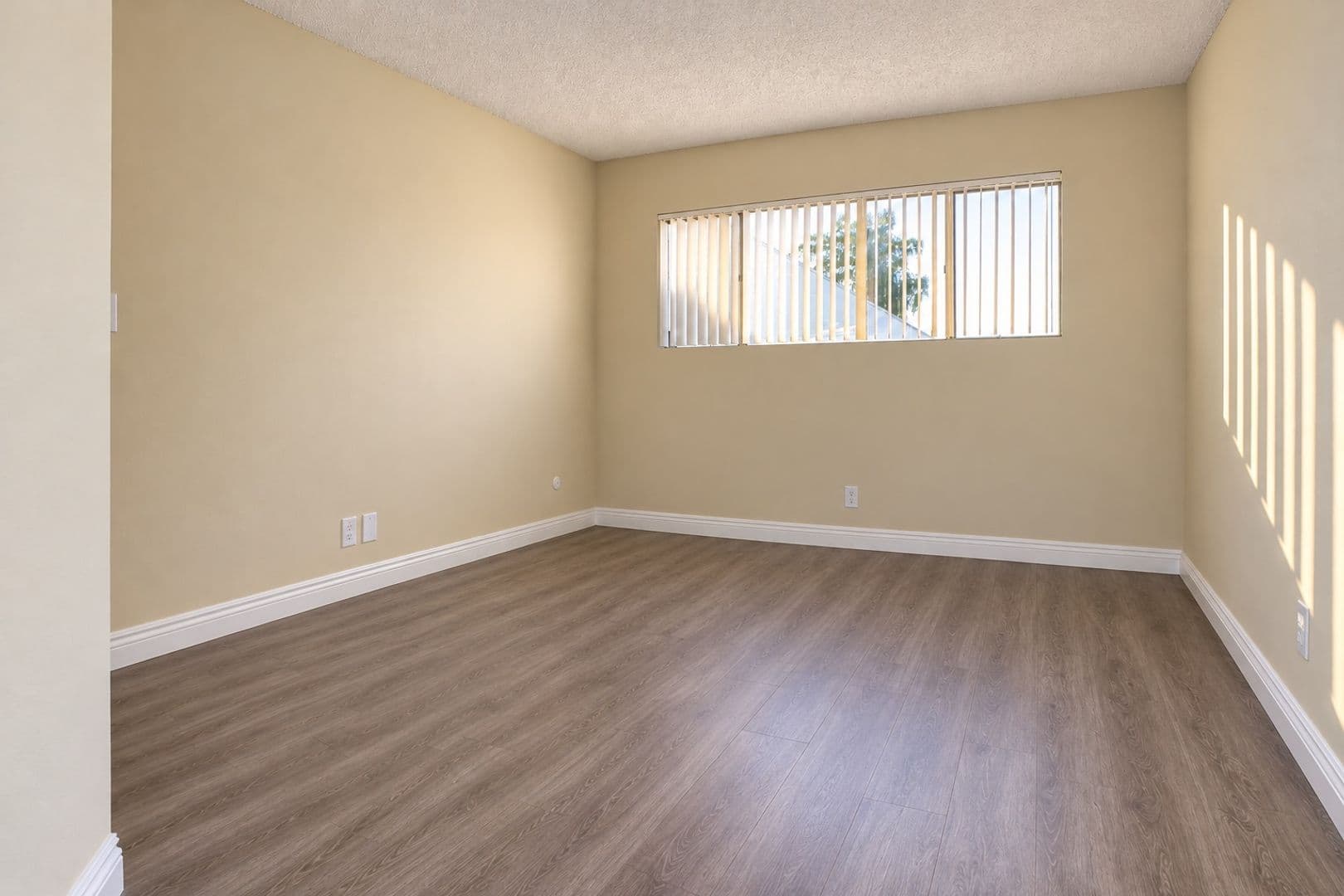 Van Nuys Apartment: 17339 Vanowen Street