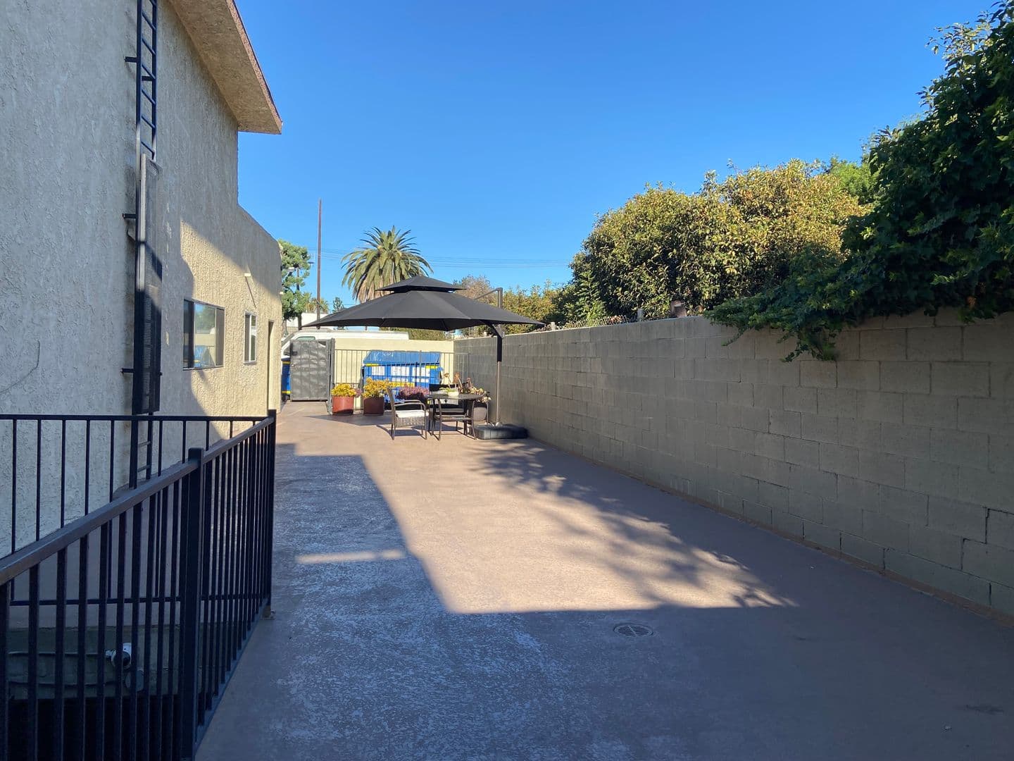 Tarzana Apartment: 5665 Reseda Blvd.