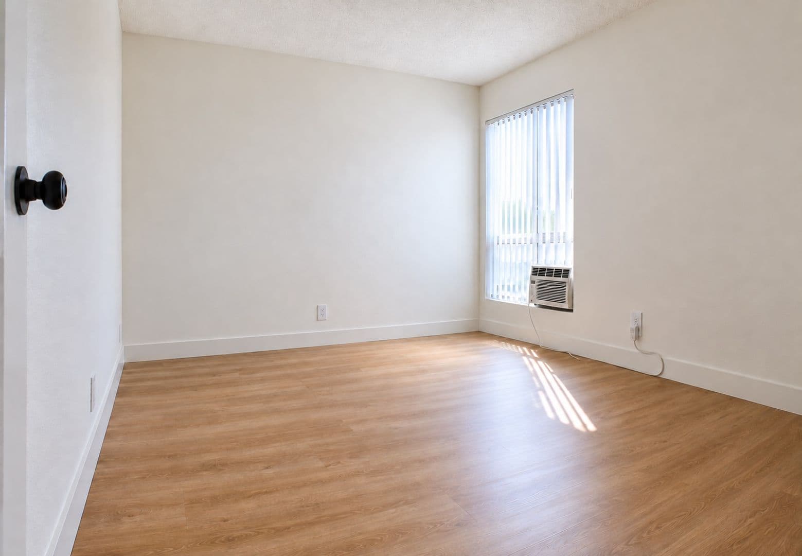 Porter Ranch Apartment: 10557 Lindley Ave.