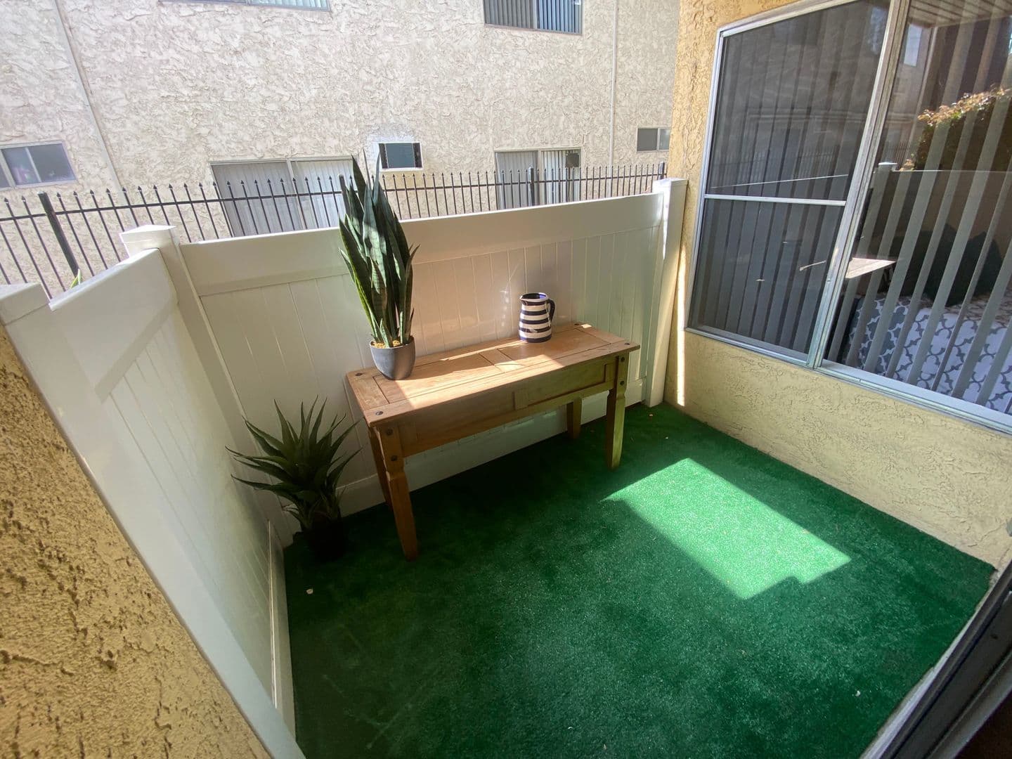 Tarzana Apartment: 18339-18347 Collins St