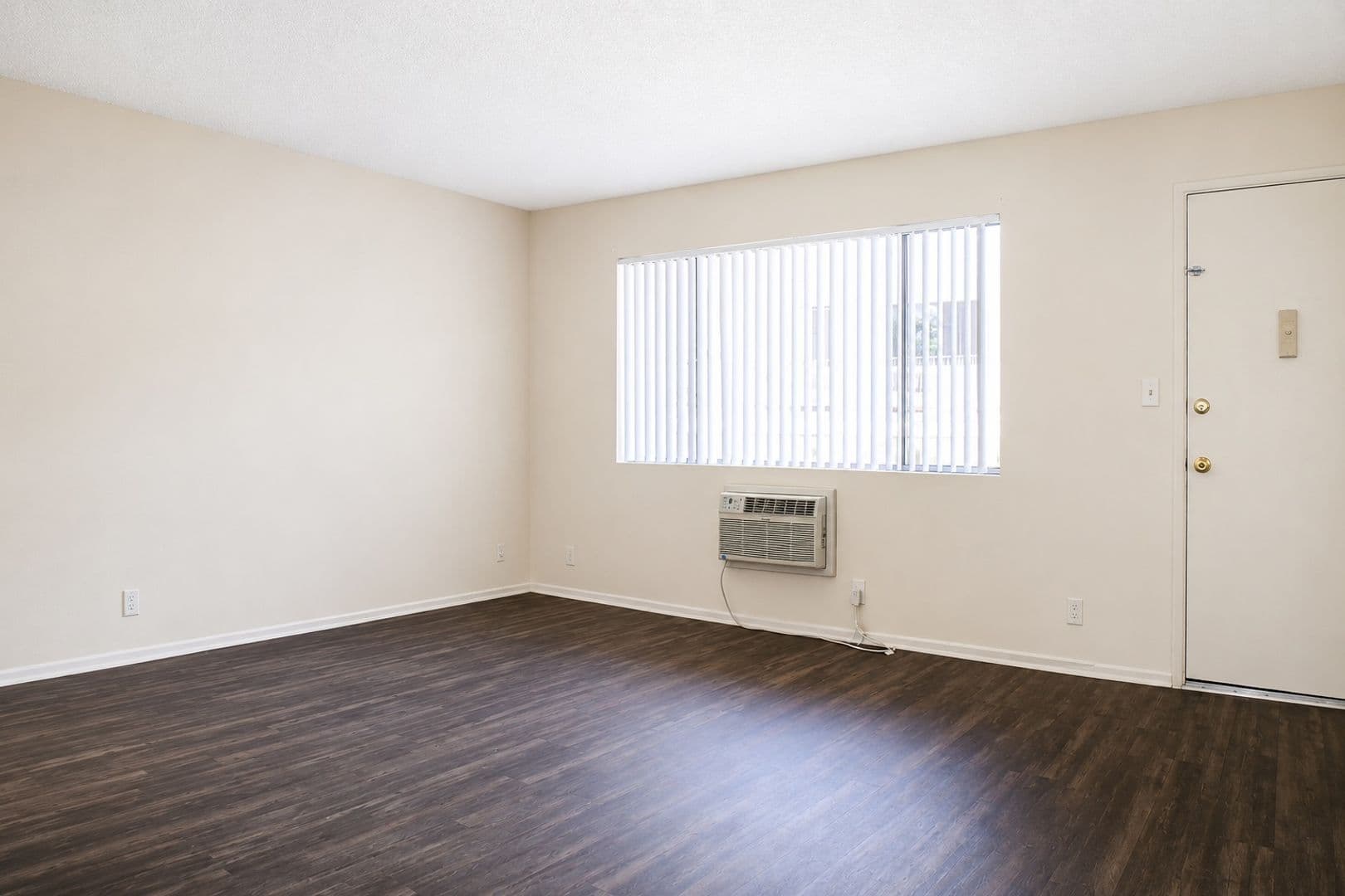 Van Nuys Apartment: 15120 Victory Blvd
