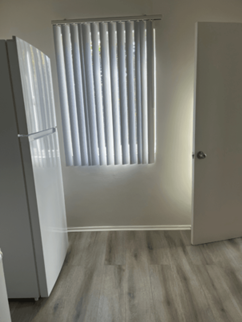 Van Nuys Apartment: 13838 Victory Blvd.