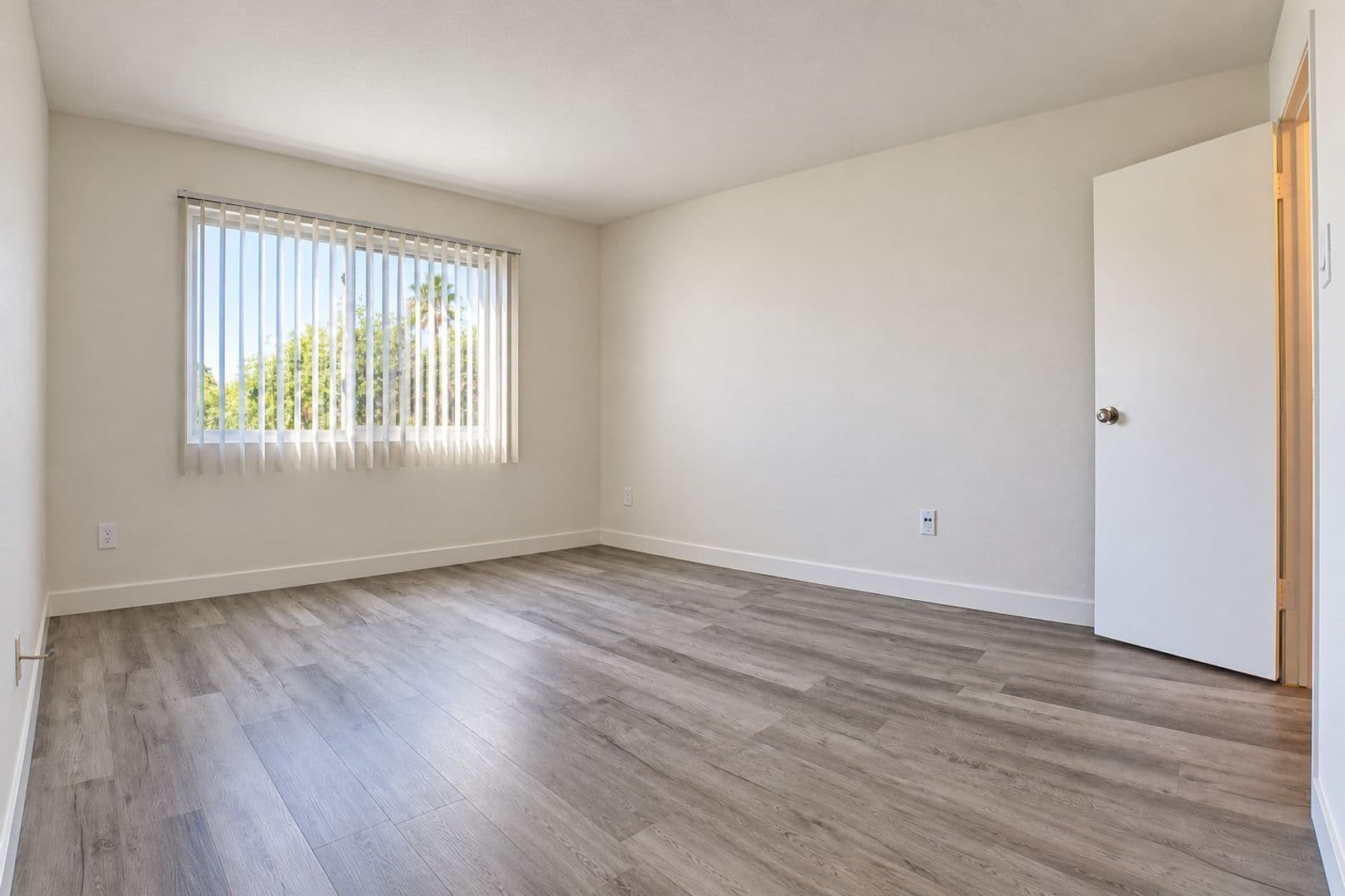 Van Nuys Apartment: 6205 Woodman Avenue