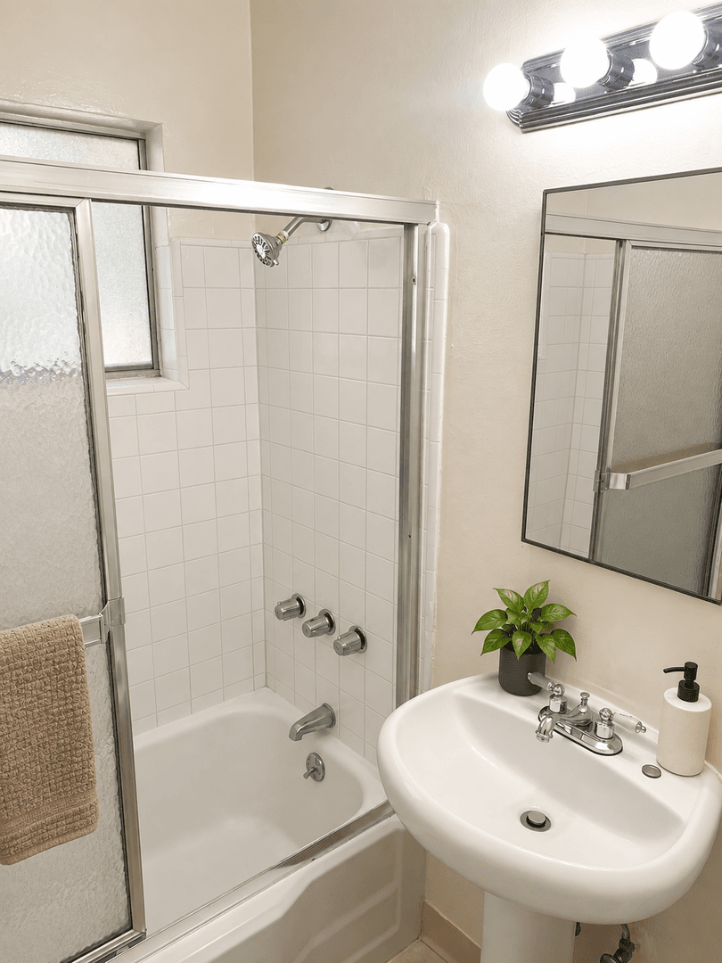 Los Angeles Apartment: 6655 Franklin Avenue