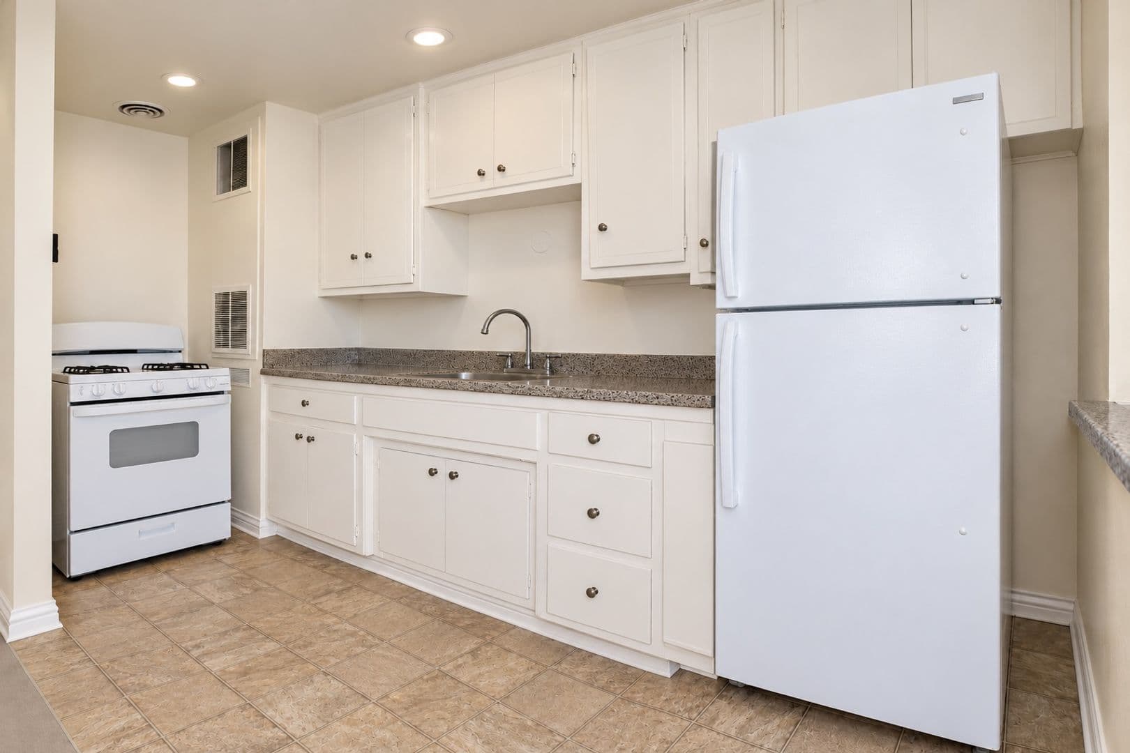 Van Nuys Apartment: 15963 Sherman Way