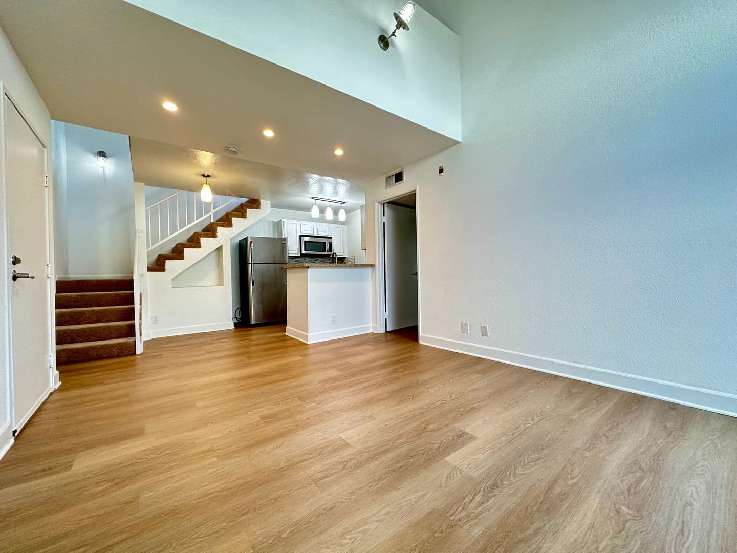 Los Angeles Apartment: 2330 North Cahuenga Blvd