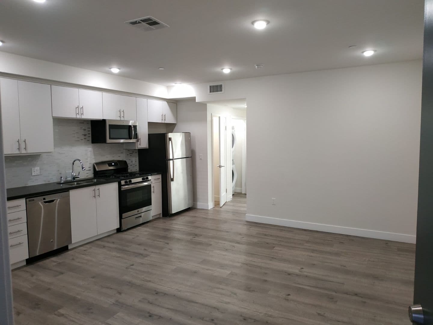 Tarzana Apartment: 18529 Calvert Street