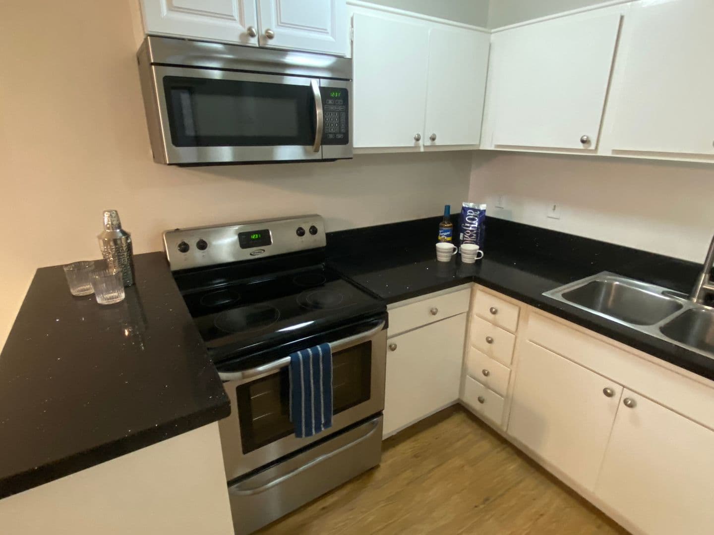 Tarzana Apartment: 18339-18347 Collins St