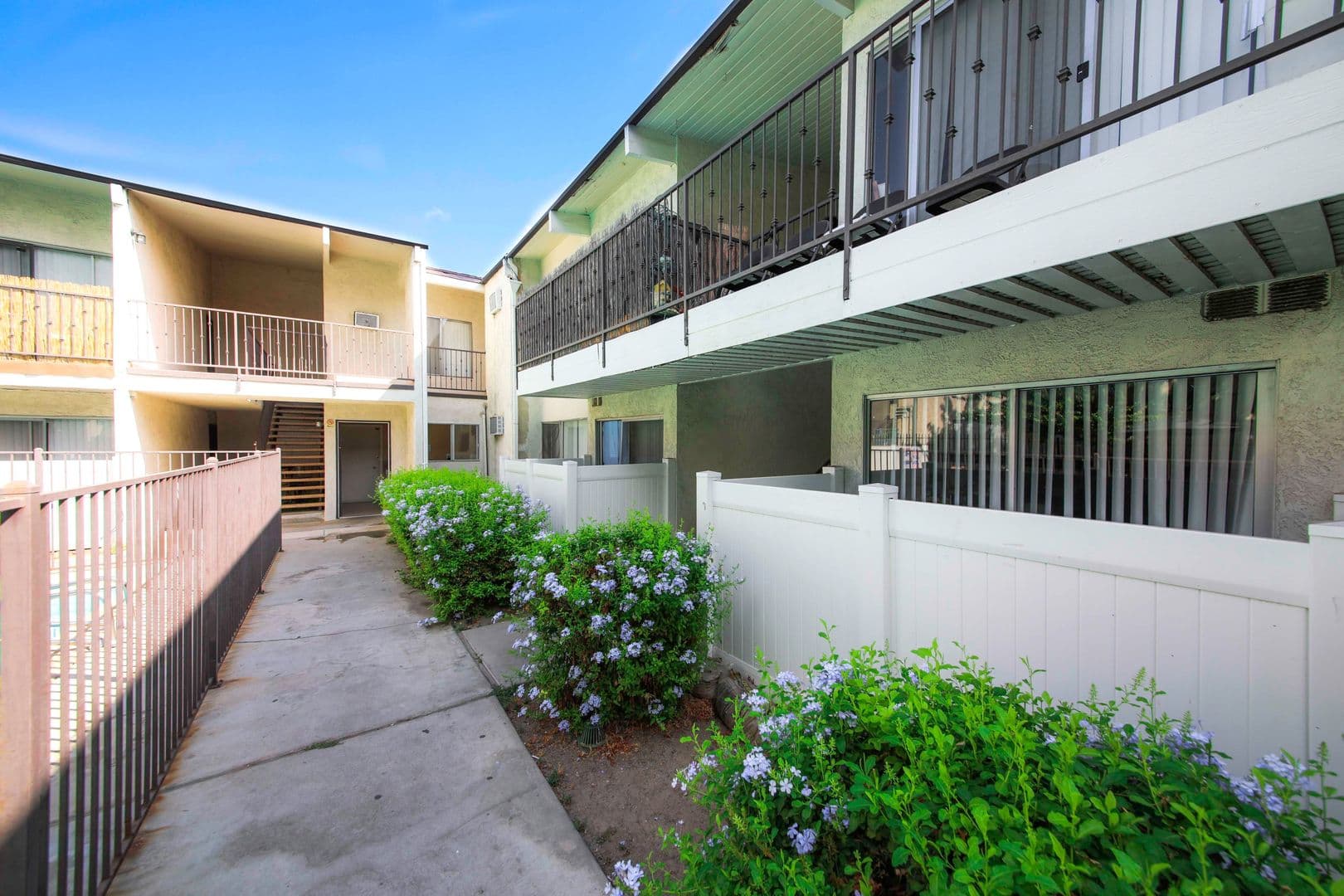 Tarzana Apartment: 18339-18347 Collins St
