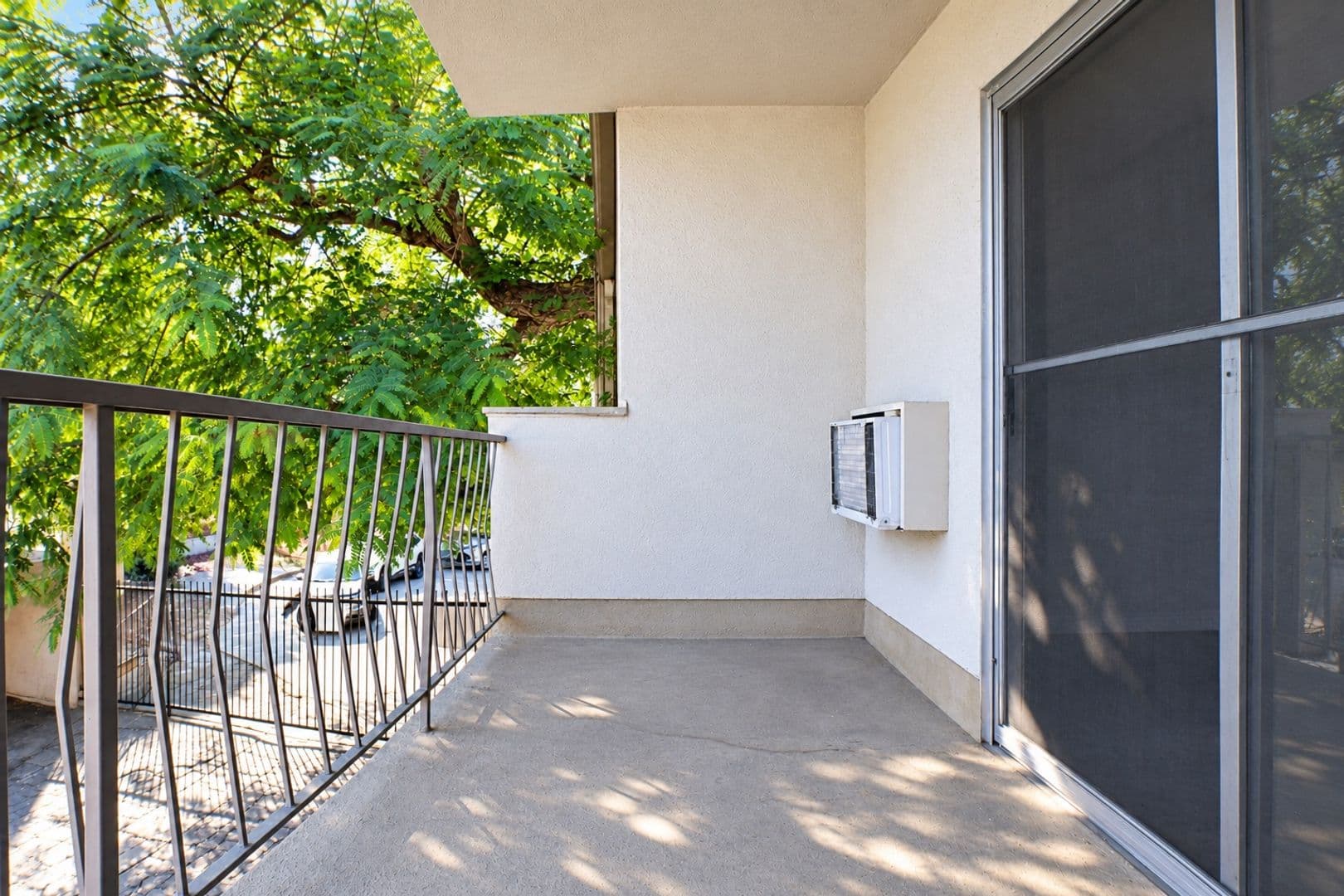 Encino Apartment: 17950 Burbank Blvd