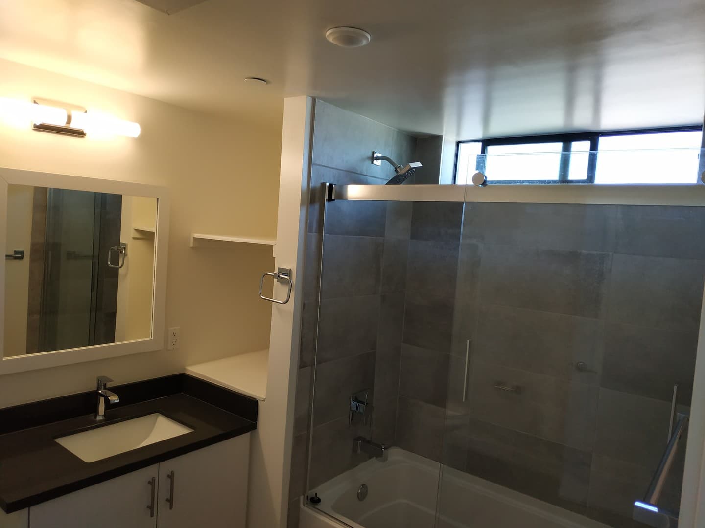 Tarzana Apartment: 18529 Calvert Street