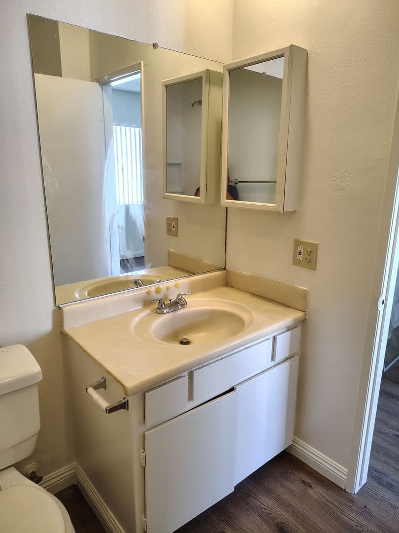 Reseda Apartment: 7521 & 7528 Canby Ave.