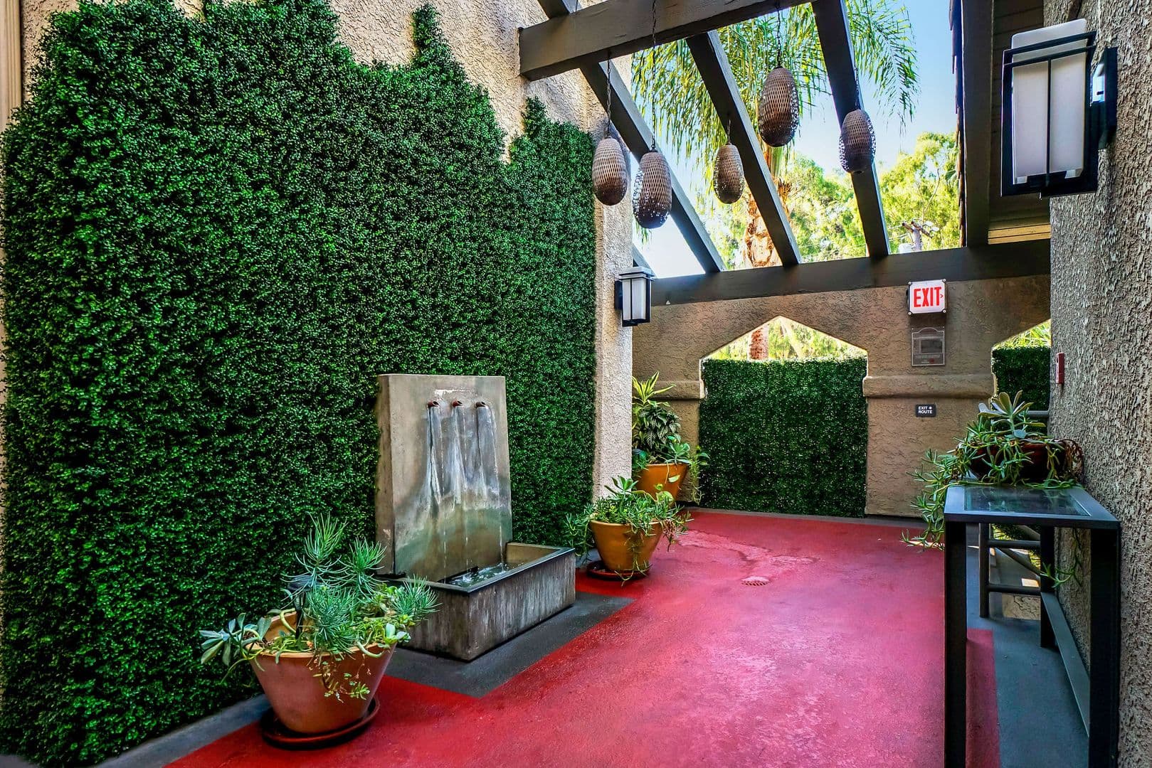 Los Angeles Apartment: 2330 North Cahuenga Blvd