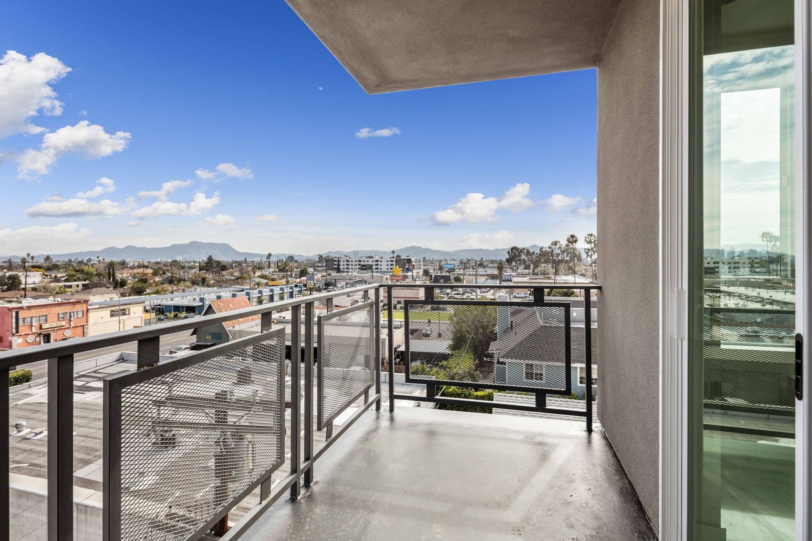 North Hollywood Apartment: 11714 Archwood Street