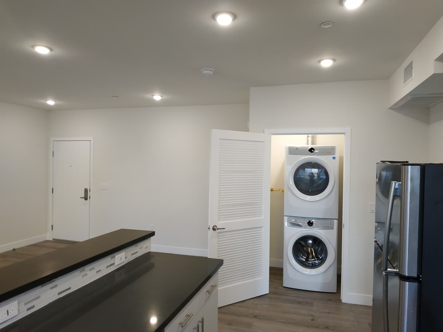 Tarzana Apartment: 18529 Calvert Street