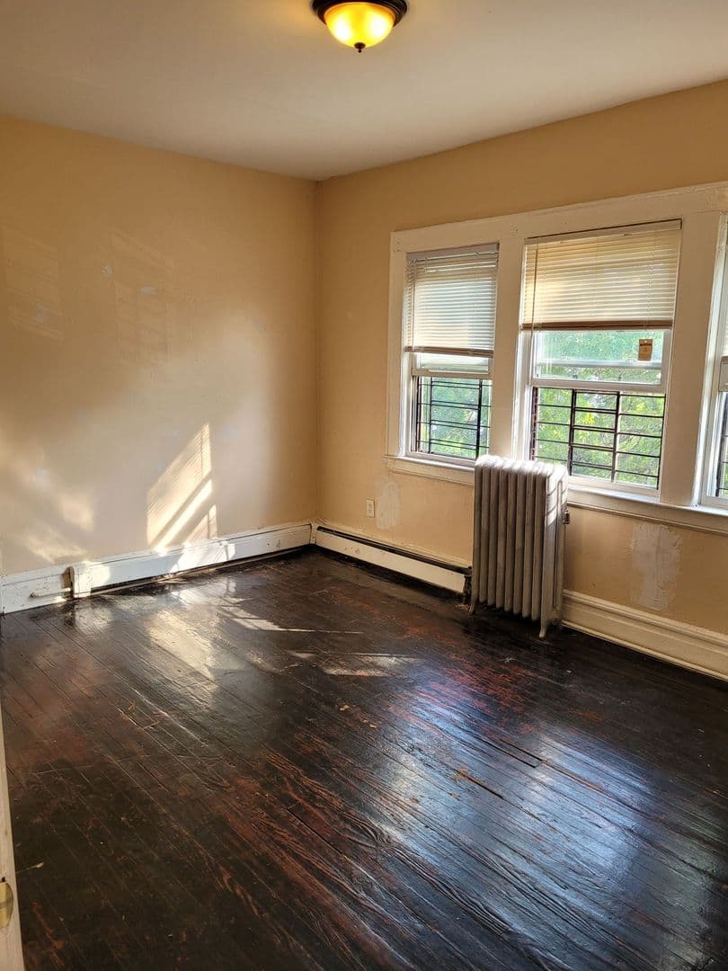 Newark Apartment: 199 Custer Ave