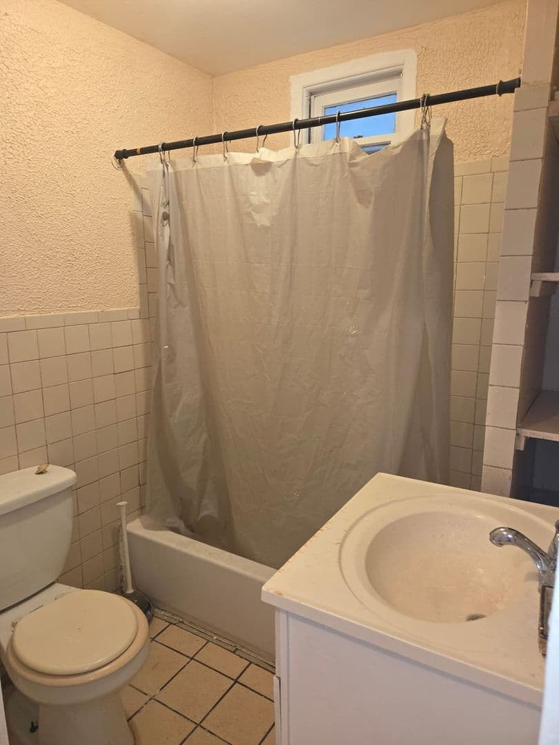 Newark Apartment: 239 N 5th St