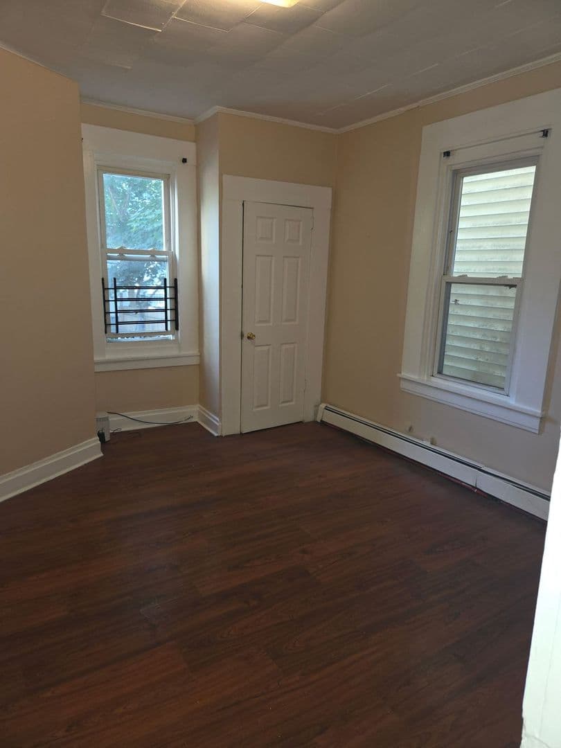 Newark Apartment: 239 N 5th St
