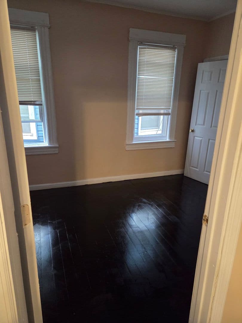 Newark Apartment: 33 Springdale Ave