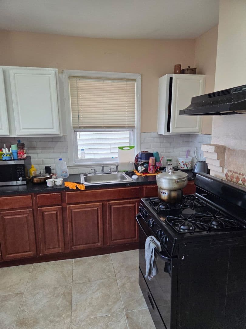 Newark Apartment: 33 Springdale Ave