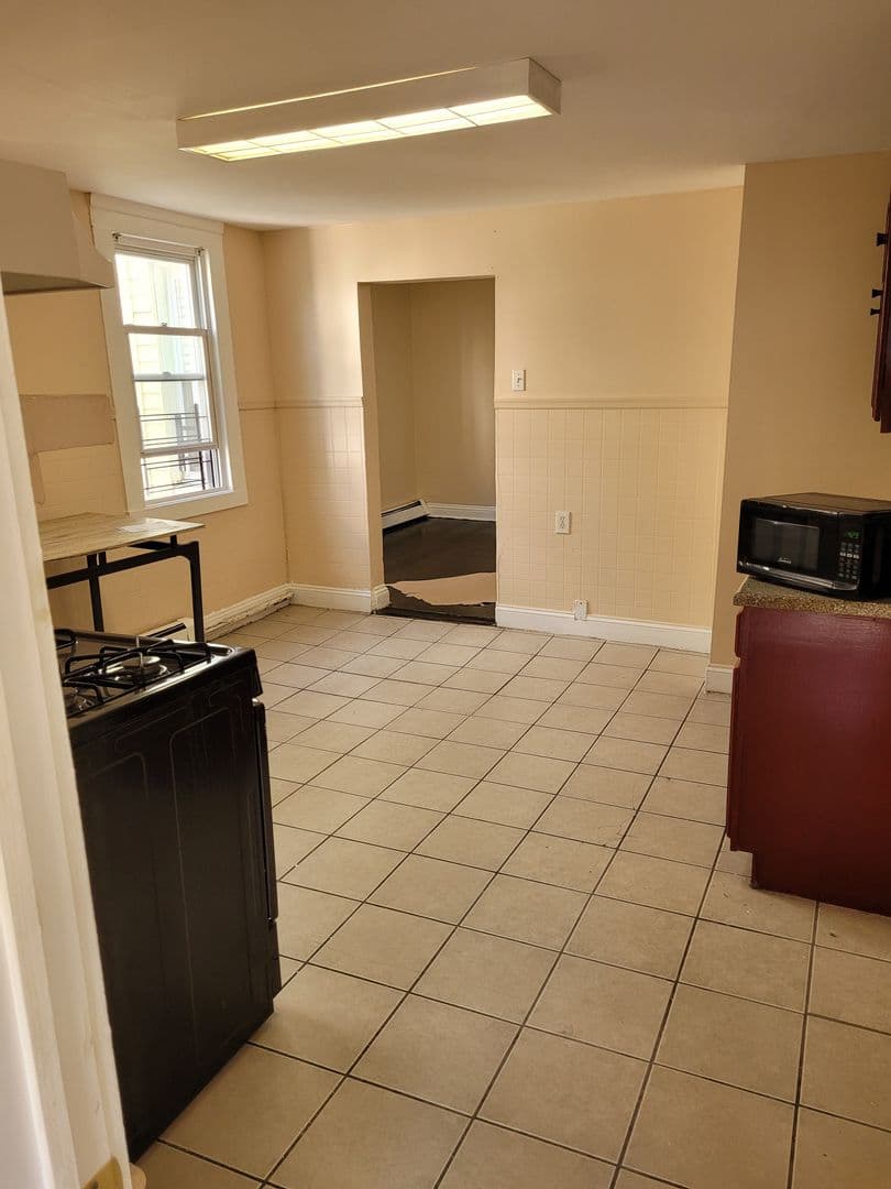 Newark Apartment: 90 Cutler St