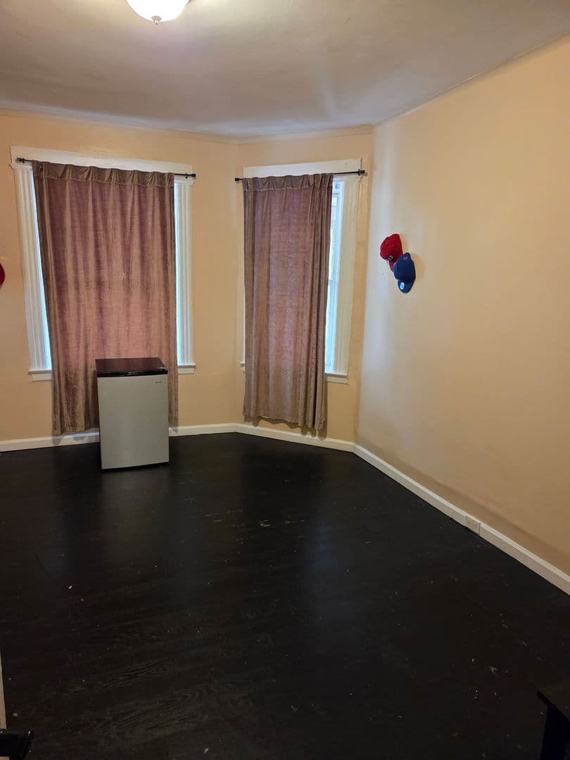 Newark Apartment: 33 Springdale Ave