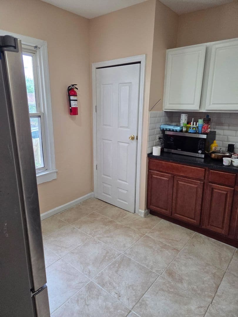 Newark Apartment: 33 Springdale Ave