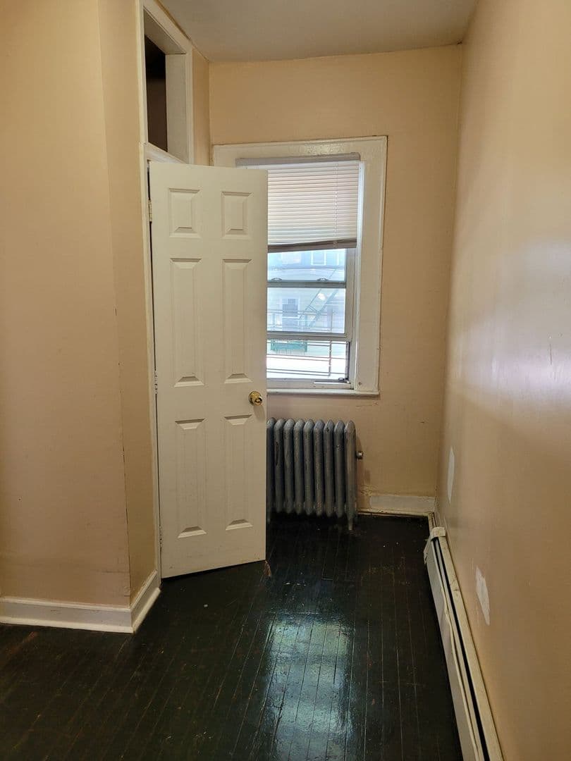 Newark Apartment: 199 Custer Ave
