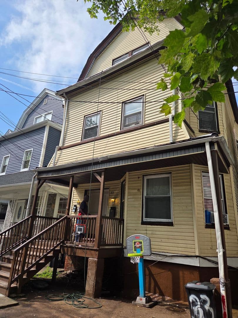 Newark Apartment: 33 Springdale Ave