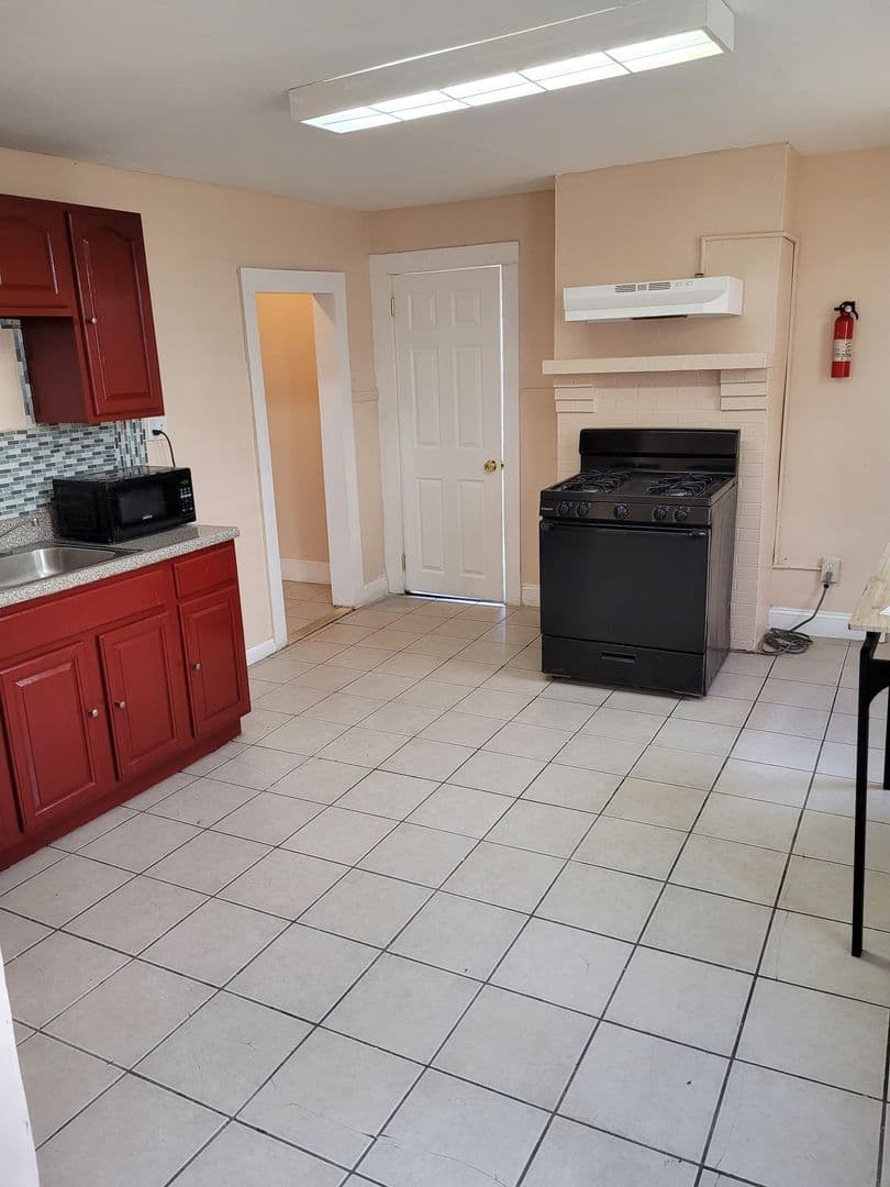 Newark Apartment: 90 Cutler St