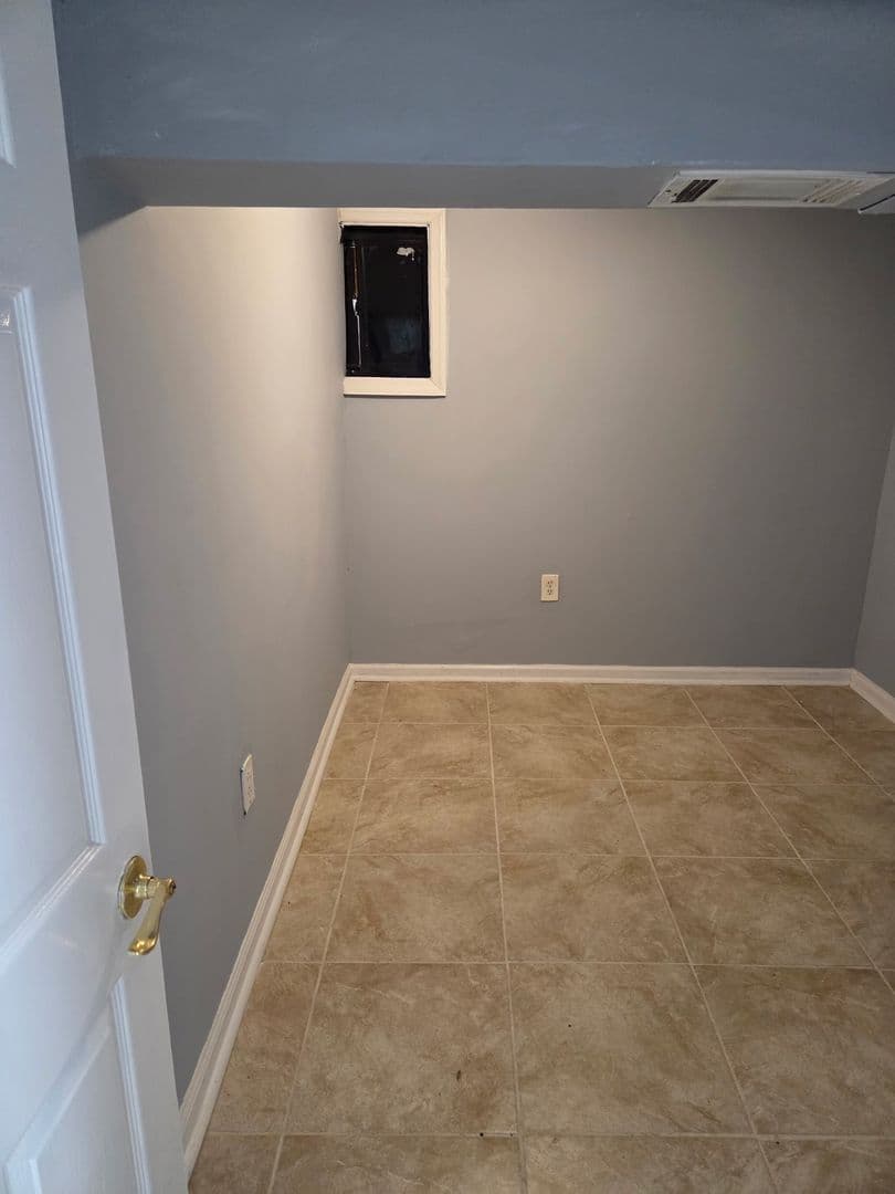 Newark Apartment: 33 Springdale Ave