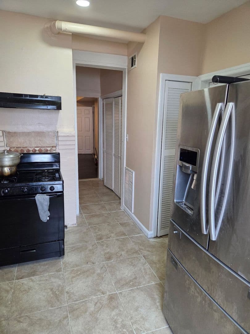 Newark Apartment: 33 Springdale Ave