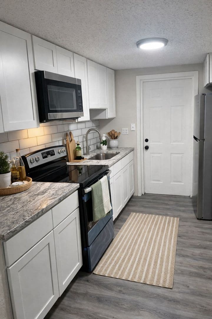 Palmetto Apartment: 900 21st St. E