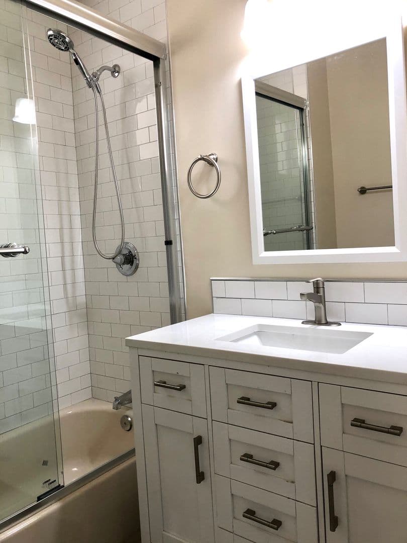 Los Angeles Apartment: 6678-88 DE LONGPRE AVE.