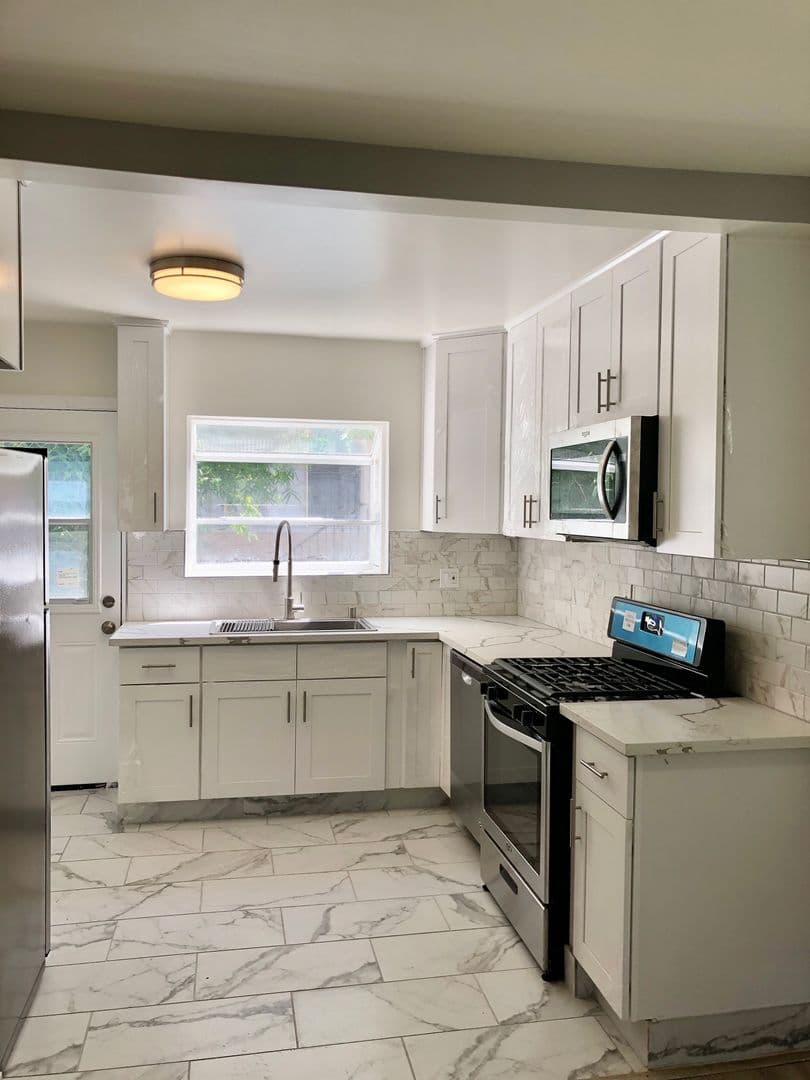 Los Angeles Apartment: 6678-88 DE LONGPRE AVE.