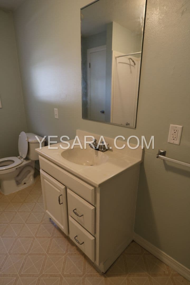 Burlington Apartment: 1021 N 6th St