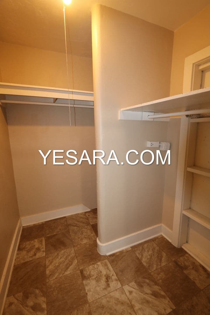 Burlington Apartment: 539, 539 1/2 S 8th St