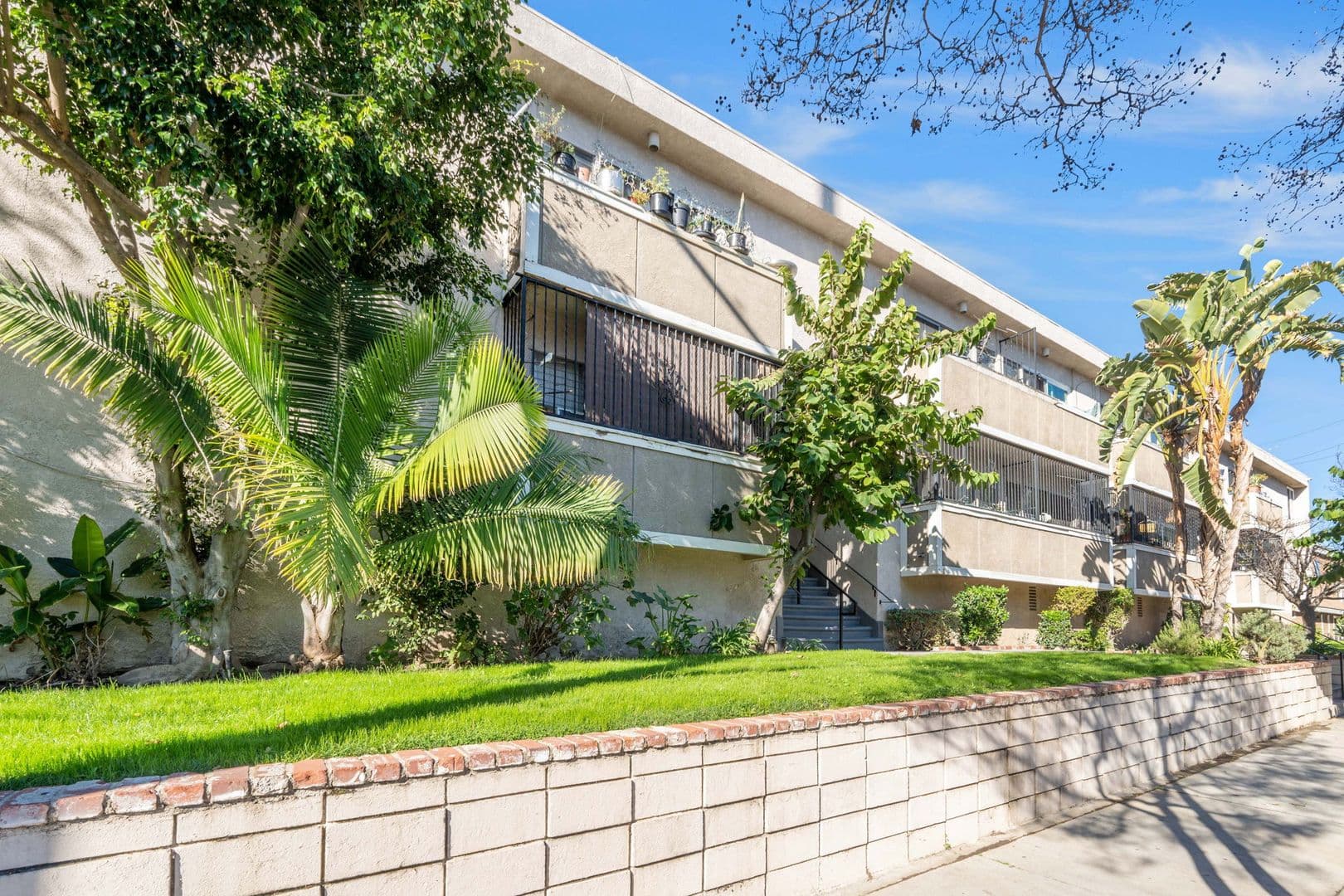 Van Nuys Apartment: 7461 Hazeltine Ave