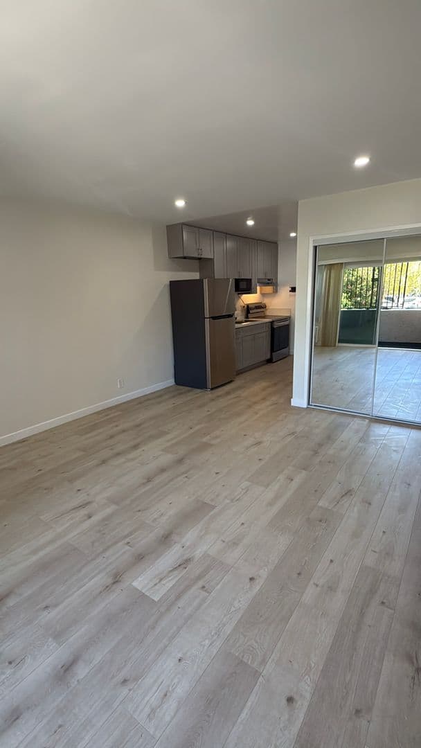 Van Nuys Apartment: 7461 Hazeltine Ave