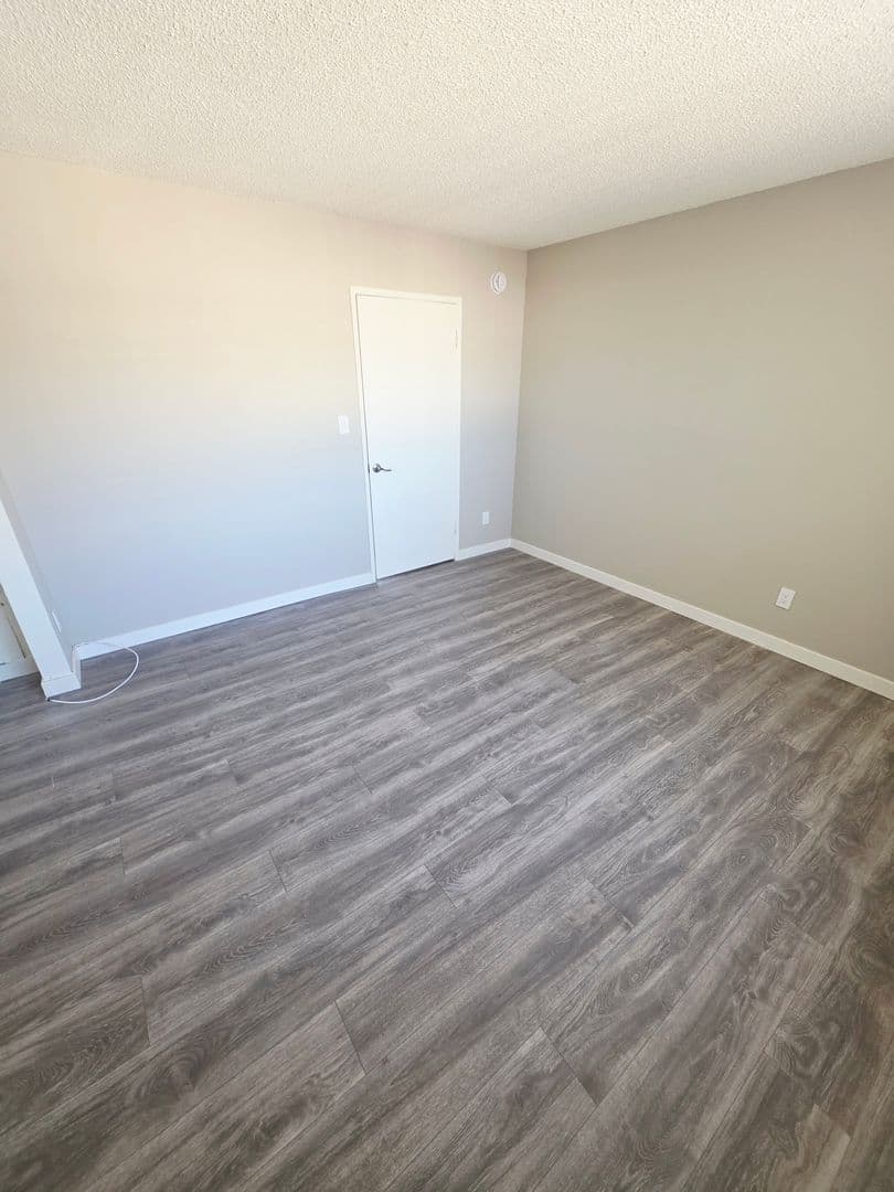 Northridge Apartment: 18521 Prairie St