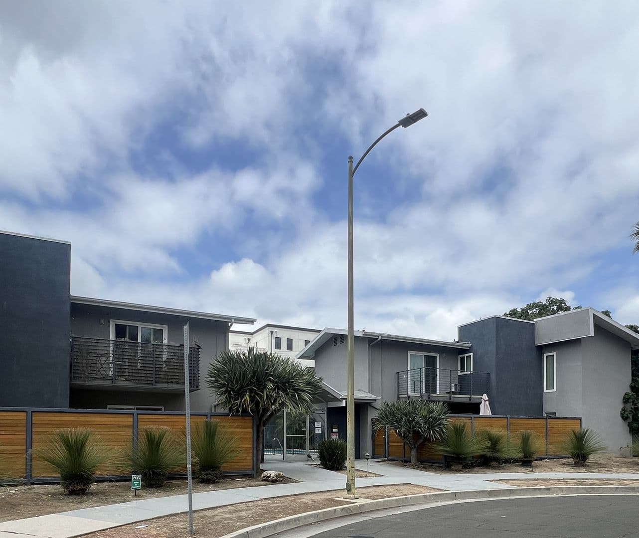 Sherman Oaks Apartment: 5017-5021 Buffalo Ave