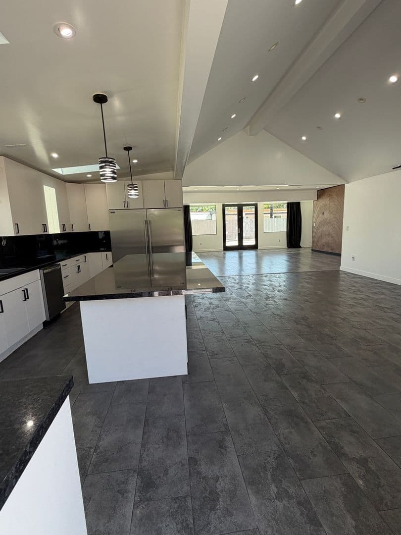 Sun Valley Apartment: 9040 Wildwood Ave