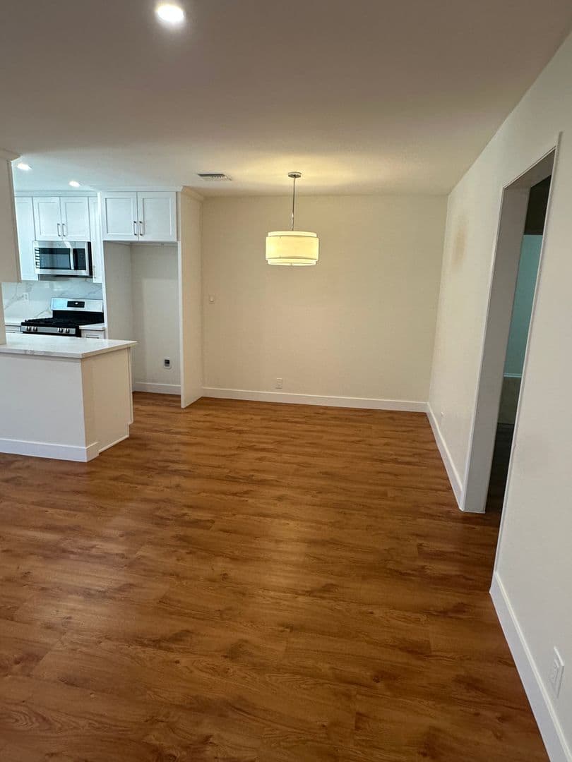 Burbank Apartment: 561 East Orange Grove Avenue