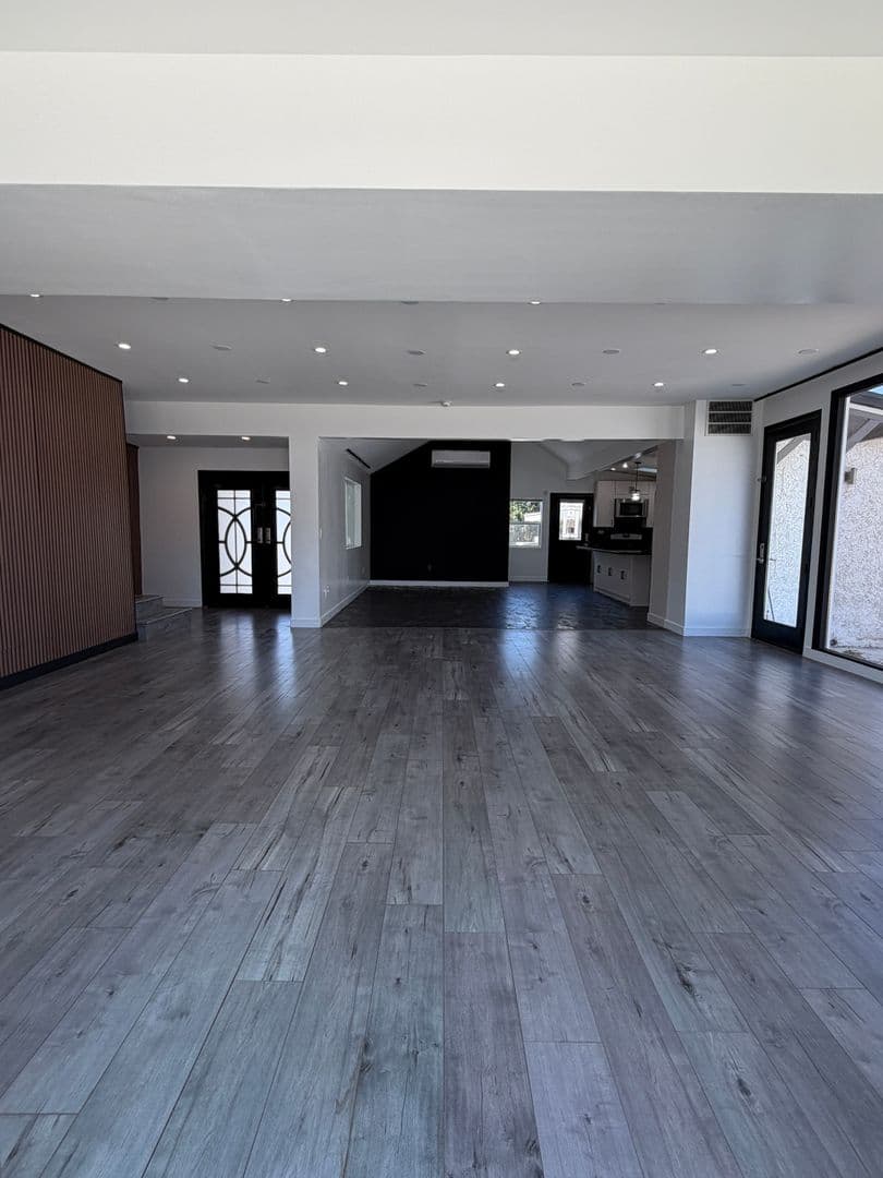 Sun Valley Apartment: 9040 Wildwood Ave