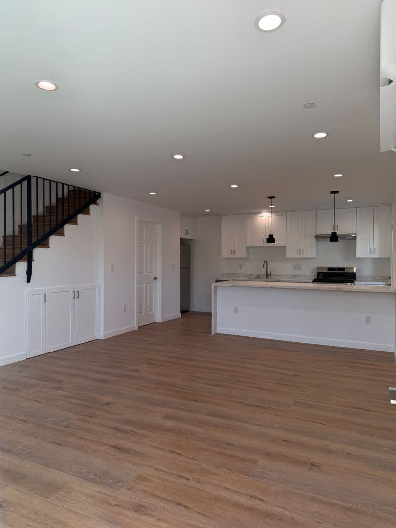 West Hills Apartment: 6858-6860 Shoup Ave